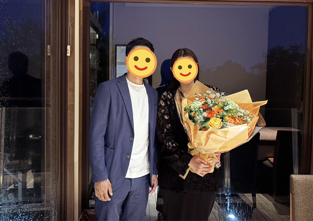 プロポーズ直後の二人と大きな花束